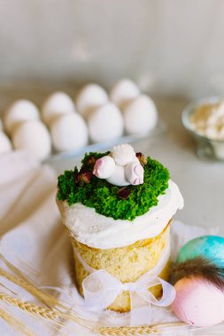 Mutlu Paskalyalar. Paskalya arkaplanını tebrik ederim. Açık gri arka planda Paskalya pastası. Parlak tatil kavramı