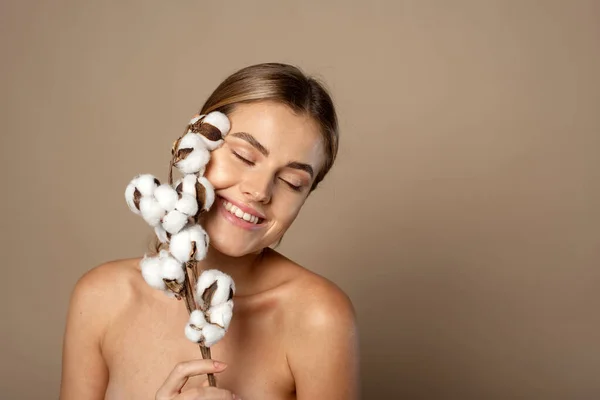 Retrato Jovem Bonita Com Pele Limpa Fresca Estúdio Contra Fundo — Fotografia de Stock