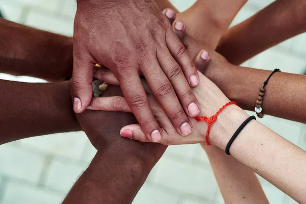 Gente negra con las manos unidas. Grupo de personas que se apilan las manos — Foto de Stock