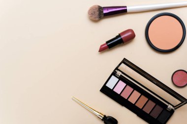 Dekoratif kozmetik. Ruj, pudra, göz farı paleti ve parlak makyajın temeli. Uzayı kopyala, düz yat. Güzellik, moda ve alışveriş konsepti