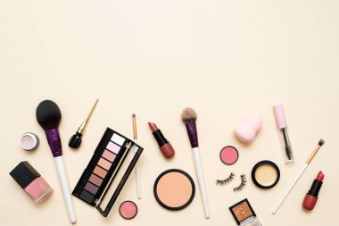 Dekoratif kozmetik. Ruj, pudra, göz farı paleti ve parlak makyajın temeli. Uzayı kopyala, düz yat. Güzellik, moda ve alışveriş konsepti