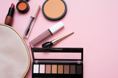 Hafif arka planda pembe bir kozmetik çantadan dekoratif kozmetik seti. Kopyalama. Makyaj sanatçıları güzellik uzmanı
