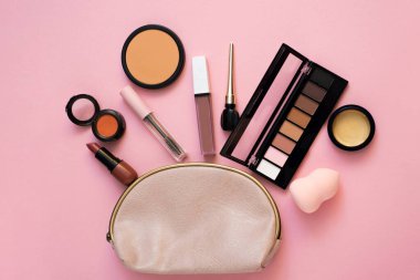 Açık renkli arka planda dekoratif kozmetik seti. Güzellik günlüğü konsepti