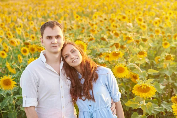 Lächelndes, glückliches Brautpaar in einem Sonnenblumenfeld. Das Konzept der Liebe, des gegenseitigen Respekts und der richtigen Beziehungen — Stockfoto