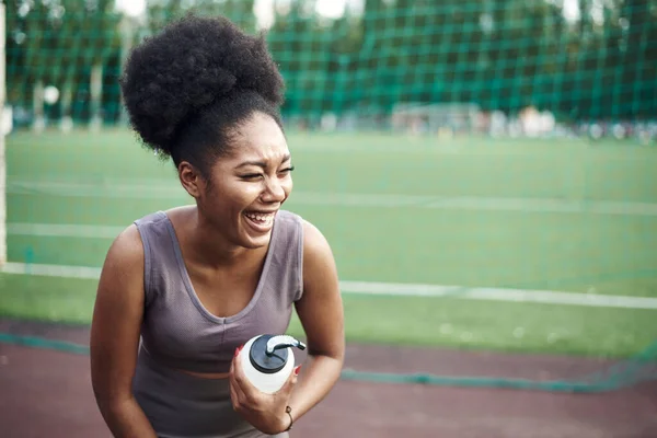 Vidám fekete nő sport egyenruhában nevet. Életmód, szabadtéri sportok — Stock Fotó