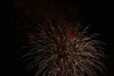 Siyah arka planda izole edilmiş altın selamı. 4 Temmuz 'u Kutluyoruz - Bağımsızlık Günü