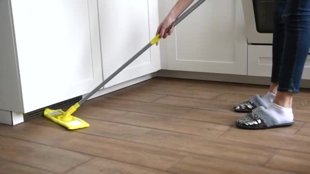 Žena umývá podlahové topení ve svém domě. Umyjte špínu zpod kuchyňské linky — Stock video