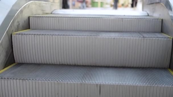Modern rulltrappa trappa. Automatiserad hissmekanism. Uppåtgående rörelse. Rulltrappor i ett modernt köpcentrum. Närbild — Stockvideo