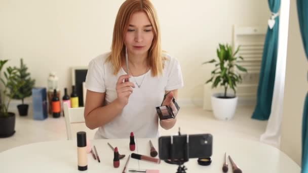 Молода жінка-блогер записує відео-підручник для свого блогу краси про декоративну косметику. Блог, сучасні технології, електронна комерція та концепція людей — стокове відео