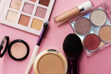 Pembe arka planda dekoratif kozmetik seti. Kopyalama. Makyaj sanatçıları güzellik uzmanı