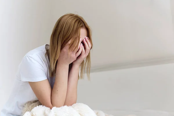 Mujer deprimida despierta en la noche y sufriendo de insomnio. Concepto de soledad y dolor. Mujer infeliz sentada en la cama en casa, problemas psicológicos y mentales, que sufren de mala relación o — Foto de Stock