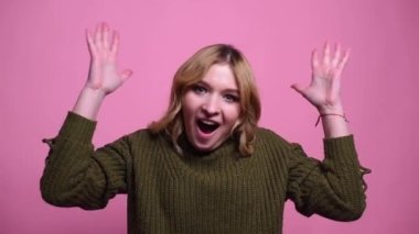 Sinirli bir kadın rahatsız edici hareketler yapar, yüksek sesle bağırır, pembe arka planda izole edilmiş bir rahatsızlığı ifade eder. İnsanlar samimi duygular yaşam tarzı konsepti