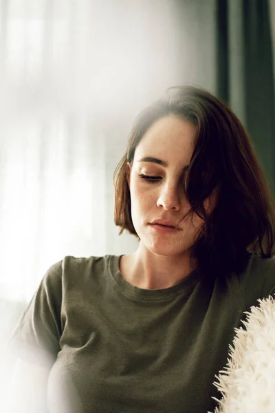 Retrato moderno de una chica en casa en un hermoso tinte — Foto de Stock