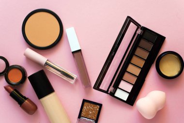 Profesyonel dekoratif kozmetik seti, makyaj malzemeleri ve renkli arka planda aksesuar. Güzellik, moda ve alışveriş konsepti. Düz konum, üst görünüm