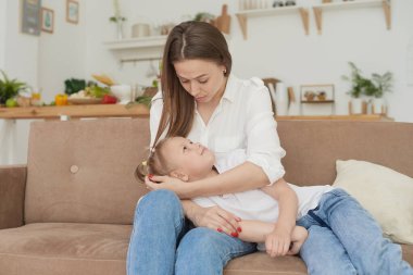 Annem küçük kızının sorunlarını dinler, ona sarılır ve onu rahatlatır. Üzgün kızını destekleyen, konuşan, sorunları tartışan, güvenilir aile ilişkisi konsepti, annesini seven, teselli eden...