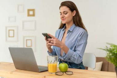 Akıllı bir kadın uzaktan kumandalı işçi mutfak masasında oturup telefonundaki dosyaları arıyor ve onları evindeki kablosuz ağıyla laptopuna gönderiyor. Genç ve güzel kadın serbest senkronize oluyor.