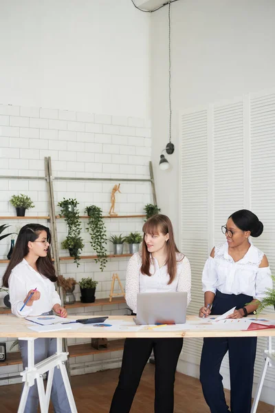 Группа различных бизнес-женщин-лидеров, работающих вместе в офисе. Женщины только бизнес-офис — стоковое фото