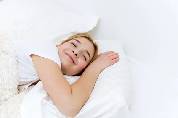 Pașnic frumoasă tânără doamnă culcat, relaxant, dormind în pat confortabil alb pe pernă moale odihnă acoperită cu pătură se bucură de un bun concept de somn sănătos — Fotografie, imagine de stoc