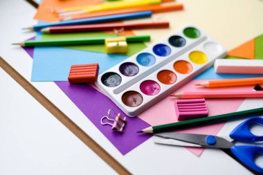 Üst kattaki boş ofis masası geniş masa, bilgisayar klavyesi, defter ve diğer ofis malzemeleri tahta tahtalarda. Okula dönelim. Düz yatıyordu