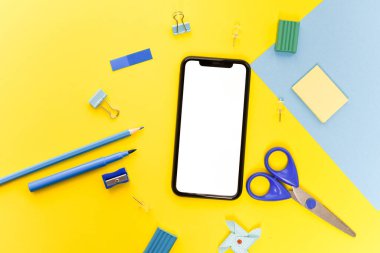 Okula ya da ofis geçmişine dönmek için boş ekran cep telefonunu taklit et. Sarı ve mavi