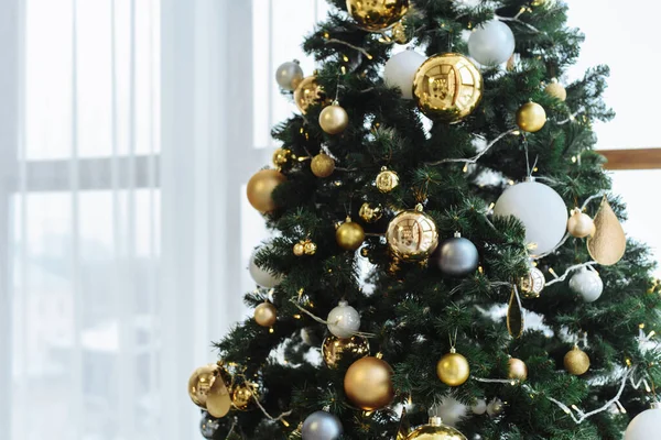 장식 과 조명을 갖춘 신년 전나무. Xmas tree ornamations 배경. 전나무의 새해와 크리스마스에 많은 황금 공을 가지고 있습니다. 황금색 과 갈색 공 이달린 크리스마스 트리 — 스톡 사진
