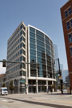 Denver, Colorado - 4 Ağustos 2020: Denver şehir merkezindeki modern yüksek binalar.  