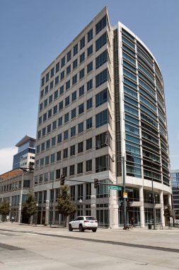 Denver, Colorado - 4 Ağustos 2020: Denver şehir merkezindeki modern yüksek binalar.  