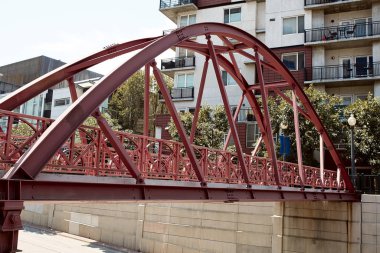 Denver şehir merkezindeki caddenin üzerindeki yaya köprüsü. Denver, Colorado, ABD
