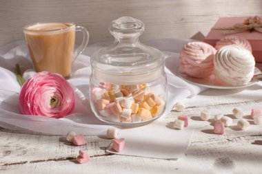 Bir fincan kahve, marşmelov ve gül.