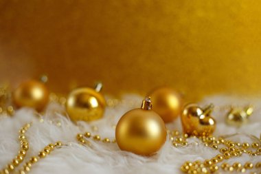 Noel arkaplanı, altın Noel oyuncakları, boncuklar. Noel 'le birlikte tebrik kartı