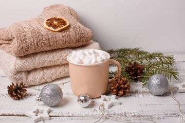 Noel arkaplanı, kahve fincanı ve şekerlemeler, Altın Noel ağacı oyuncakları. Mutlu Noeller tebrik kartı.