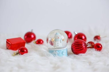 Beyaz arka planda noel topları