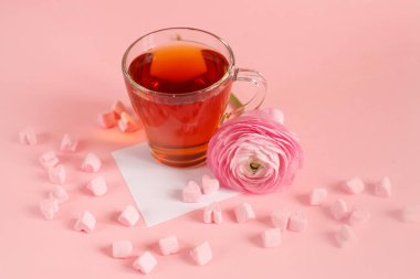 Kalp şeklinde lokum, gül ve kağıt kaplı bir fincan çay.