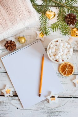 Noel arkaplanı, kalem, kahve fincanı ve şekerlemeli Not Defteri, Altın Noel ağacı oyuncakları. Noel Baba 'ya mektup. Mutlu Noeller tebrik kartı.