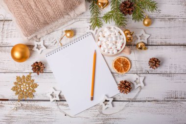 Noel arkaplanı, kalem, kahve fincanı ve şekerlemeli Not Defteri, Altın Noel ağacı oyuncakları. Noel Baba 'ya mektup. Mutlu Noeller tebrik kartı.