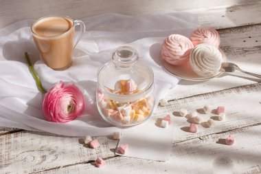 Bir fincan kahve, marşmelov ve gül.