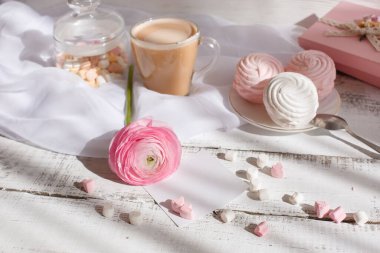 Marşmelov ve kağıttan yapılmış bir fincan kahve.