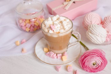 Pembe günaydın kartı. Bir fincan kahve, bir lokum ve açık ahşap arka planda pembe bir çiçek..