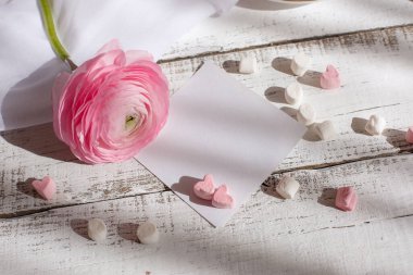 Kalp şeklinde şekerlemeler ve gül