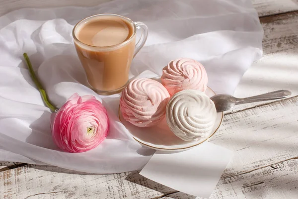 Tasse Kaffee Und Marshmallows Und Rose — Stockfoto