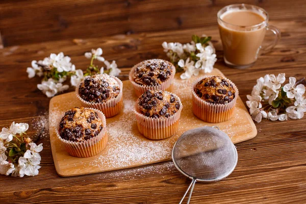 Magdalenas Con Chispas Chocolate Una Taza Café Sobre Fondo Madera — Foto de Stock