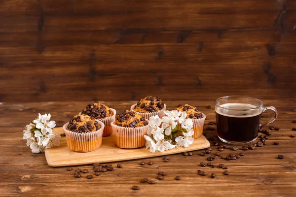 Muffins Aux Pépites Chocolat Une Tasse Café Sur Fond Bois — Photo