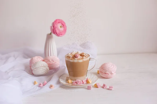 Xícara Café Com Marshmallows Fundo Branco — Fotografia de Stock