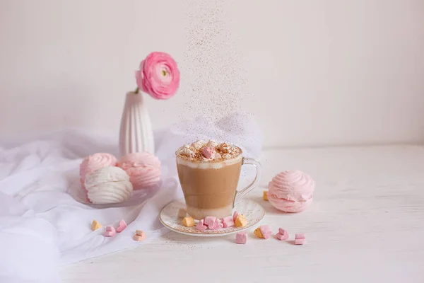 Taza Café Con Malvaviscos Sobre Fondo Blanco — Foto de Stock