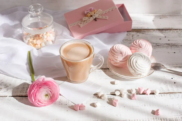 Egy Csésze Kávé Mályvacukorral Rózsával — Stock Fotó
