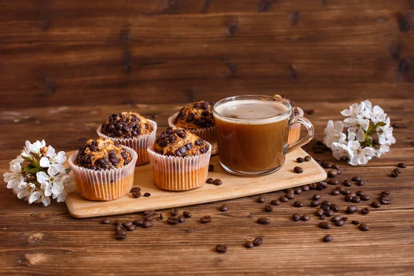 Muffins Aux Pépites Chocolat Une Tasse Café Sur Fond Bois — Photo