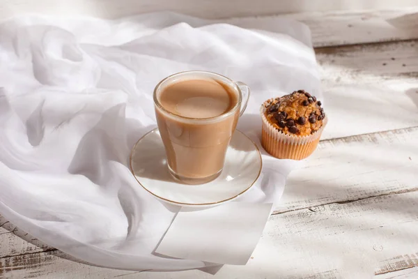 Beyaz Masada Bir Fincan Kahve Kruvasan — Stok fotoğraf