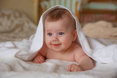 Erkek bebek yatak odasında yatakta yatıyor. 