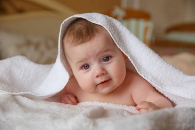 Erkek bebek yatak odasında yatakta yatıyor. 