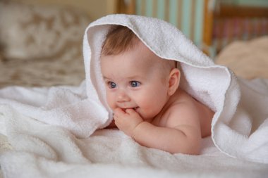 Erkek bebek yatak odasında yatakta yatıyor. 